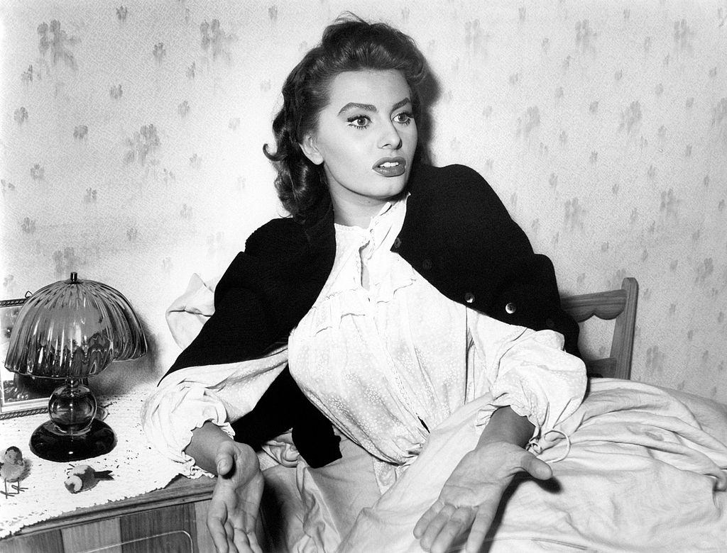 #22 Sophia Loren speaking gesticulating in the film The sign of Venus. Italy, 1955