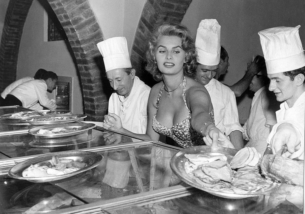 #59 Sophia Loren in a restaurant surrounded by Koechen, 1955