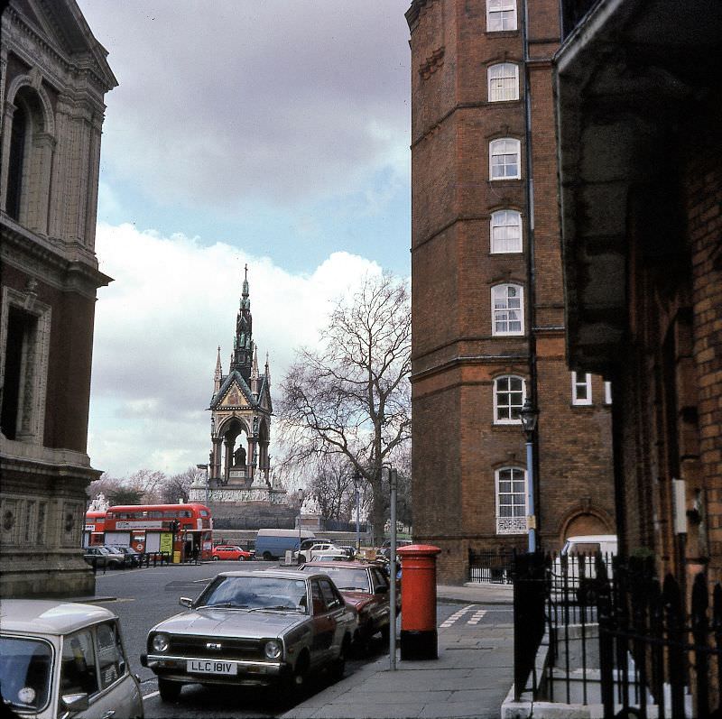 #28 Albert Memorial, London, 1982