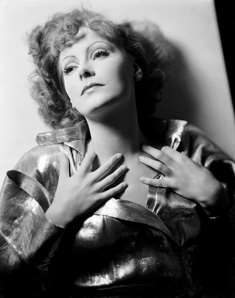 #35 Greta Garbo posing for a portrait, 1932