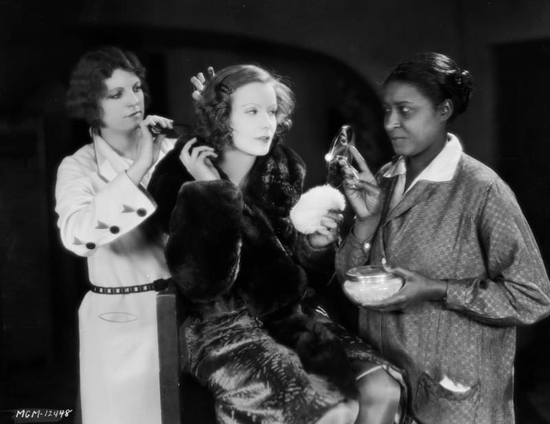 #43 Greta Garbo with two make-up women, 1927.