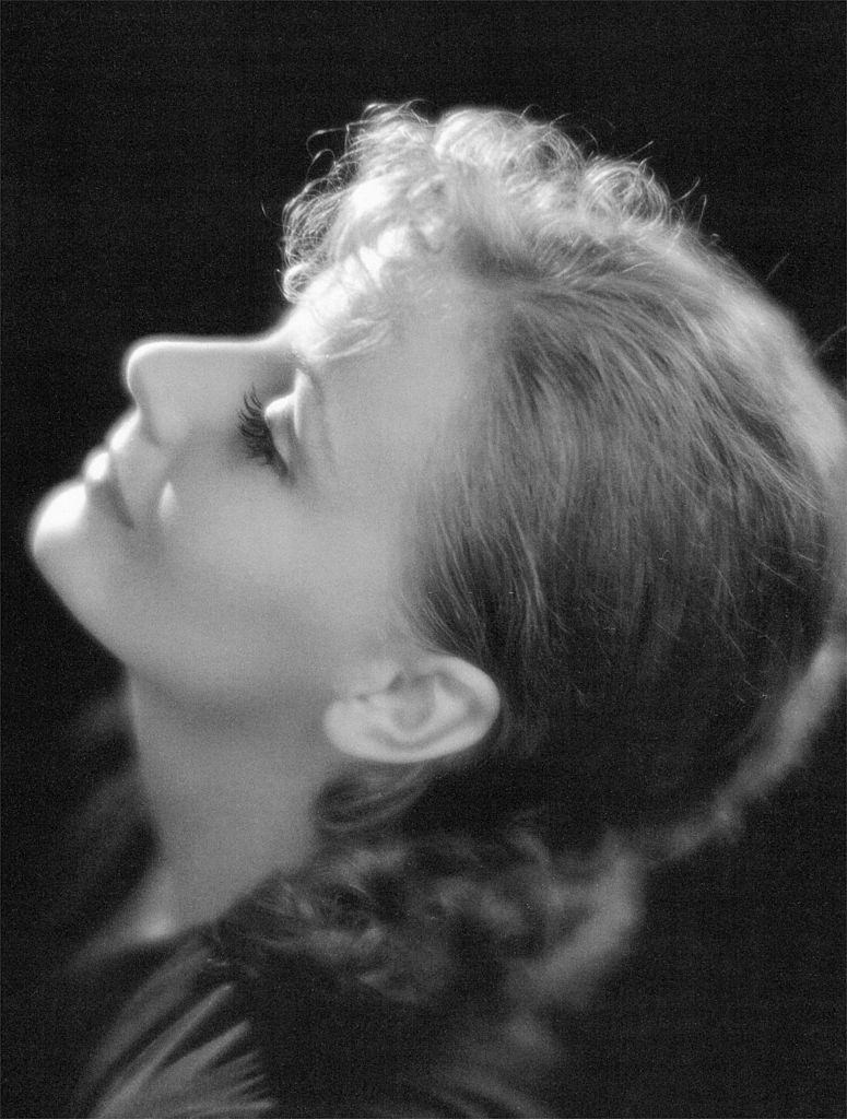 #46 Greta Garbo posing for a portrait, 1938.