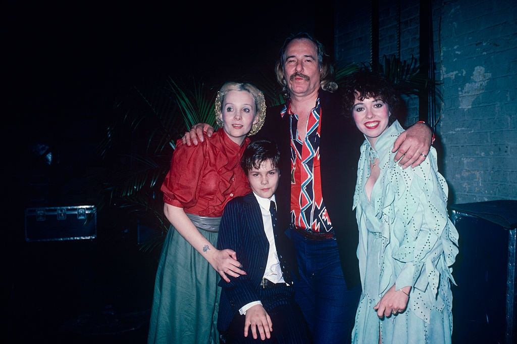#45 MacKenzie Phillips with her father John Phillips, half-brother Tamerlane and her mother Genevieve Waite, 1980.