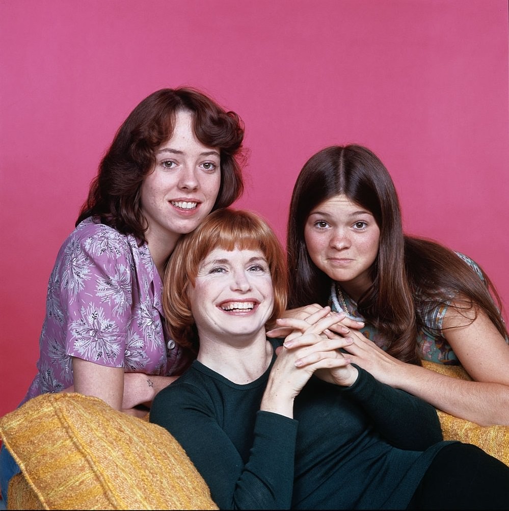 #41 Mackenzie Phillips with Bonnie Franklin and Valerie Bertinelli in “One Day At A Time”, 1975.