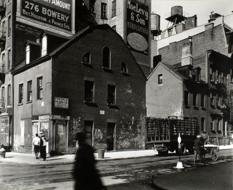#42 Mulberry and Prince Streets, October 25, 1935
