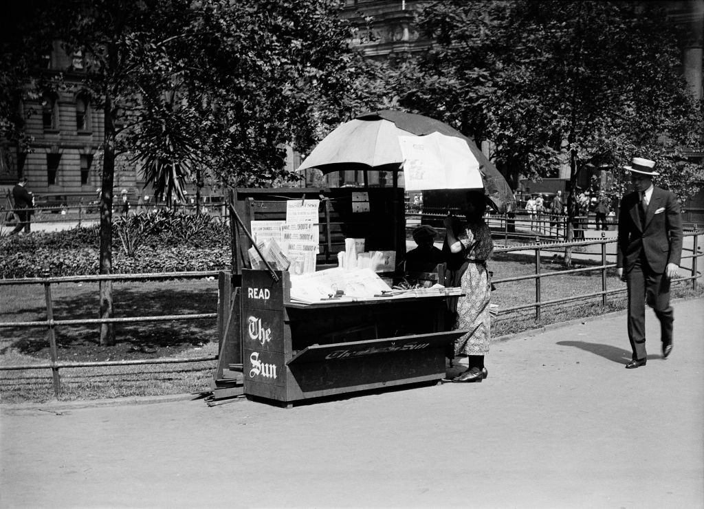#31 Read the Sun’ newspaper stand near City Hall Park, New York City, 1930.
