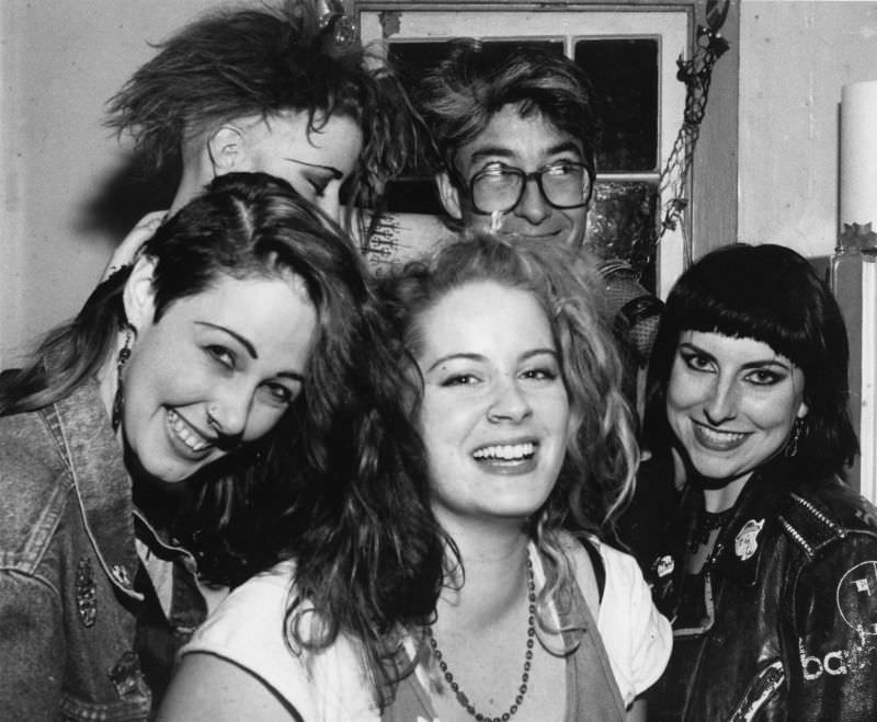 #42 Harold & beautiful women, 1986