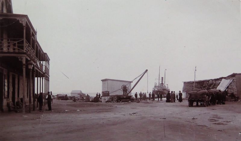 #32 Hotel on left and a steamship at the old jetty, Tumby Bay, 1909