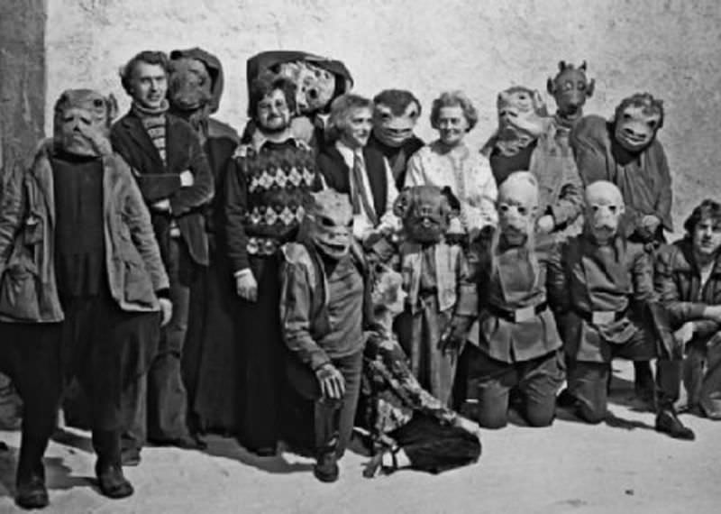 Extras from A New Hope’s Mos Eisley Cantina scene pose for a photograph.