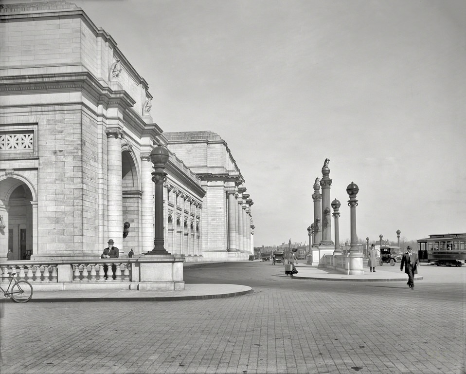 #19 South facade, new Union Station. Washington, D.C., circa 1908.