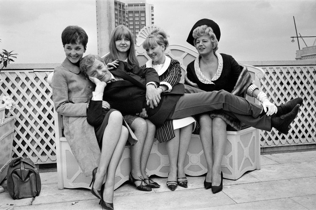 #34 Michael Caine with the cast of the movie ‘Alfie’, Jane Asher, Julia Foster and Shelley Winters.