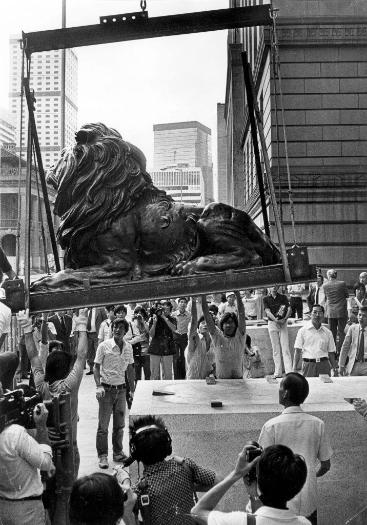 #33 One of the two bronze lions of the Hongkong and Shangahai Banking Corporation is being moved to the Bank’s annex as the headquarters is redeveloped. 19 June 1981