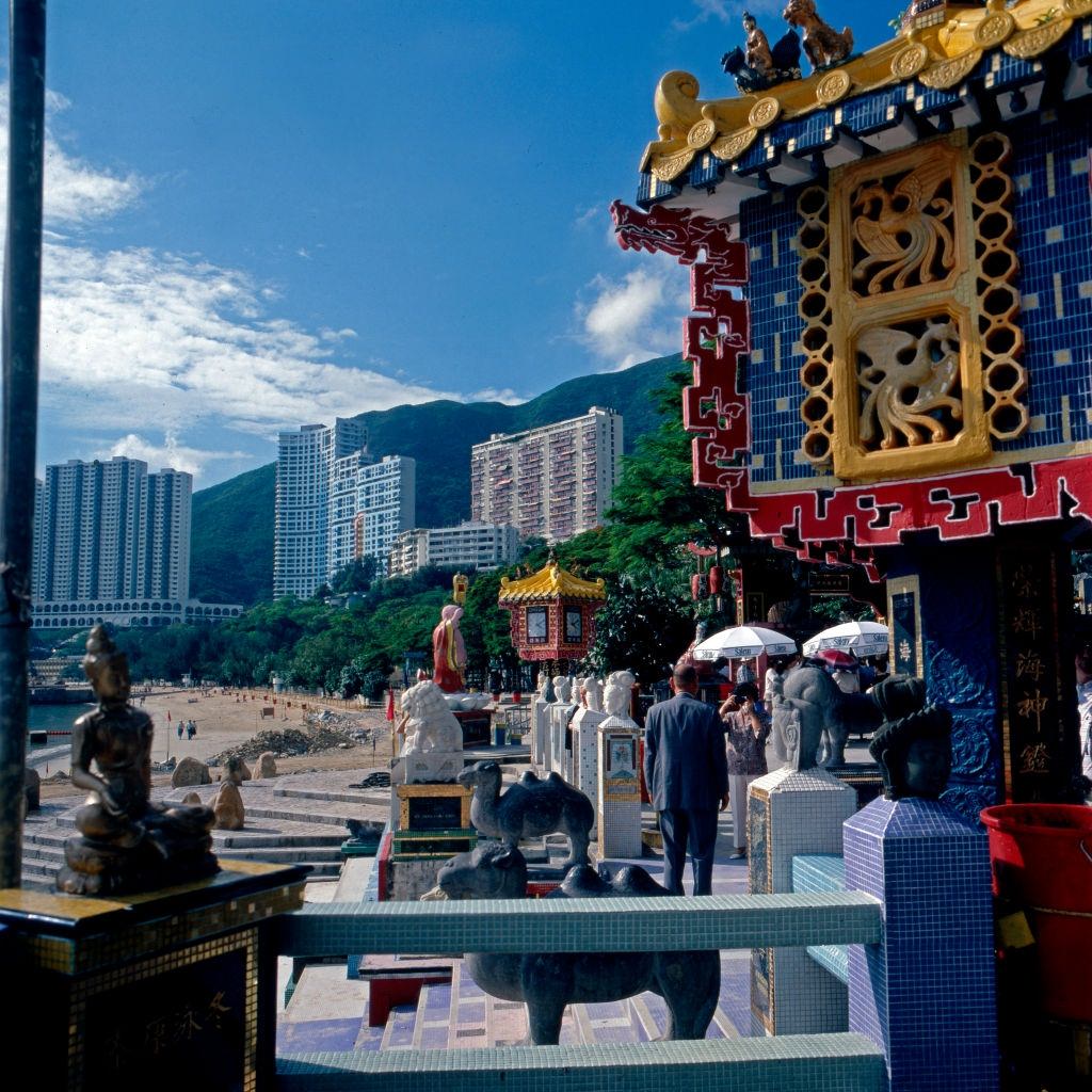 #49 People visiting the Kowloon leisure park sacntuary. Hong Kong, early 1980s.