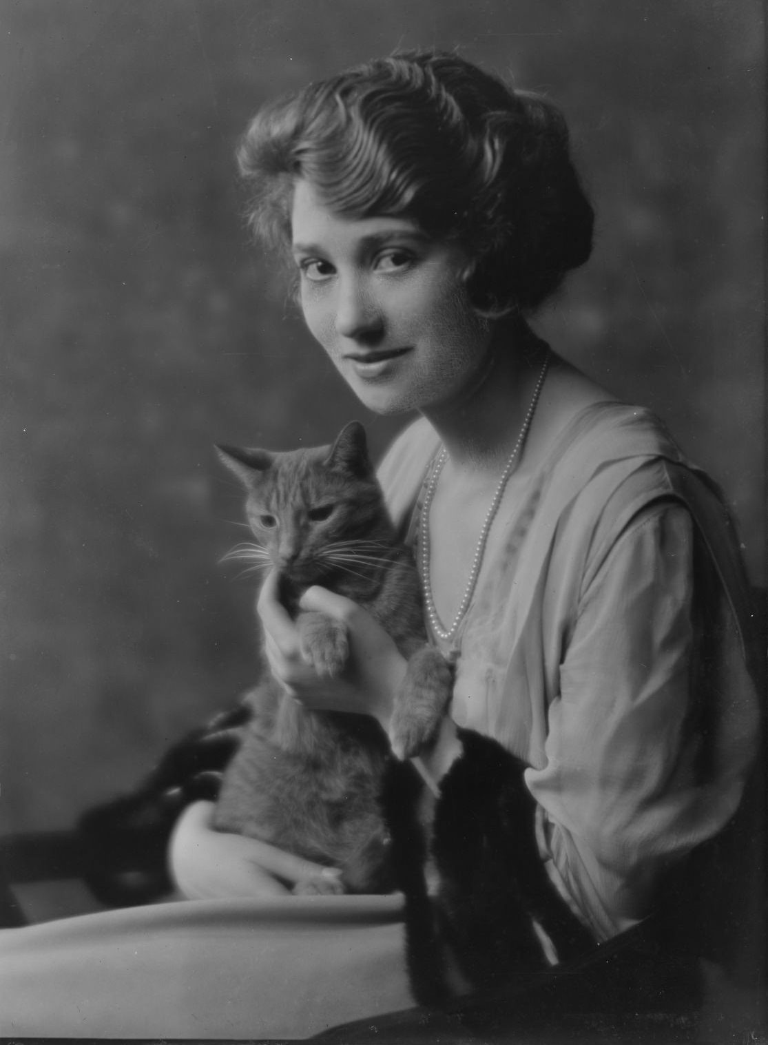 #10 Buzzer the Studio Cat: A Photographer Used His Cuddly Cat as Adorable Prop In the 1900s #10 Photography