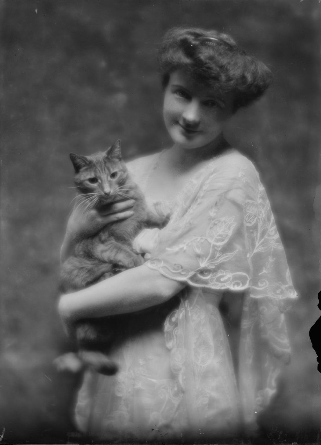 #9  Buzzer the Studio Cat: A Photographer Used His Cuddly Cat as Adorable Prop In the 1900s #9 Photography