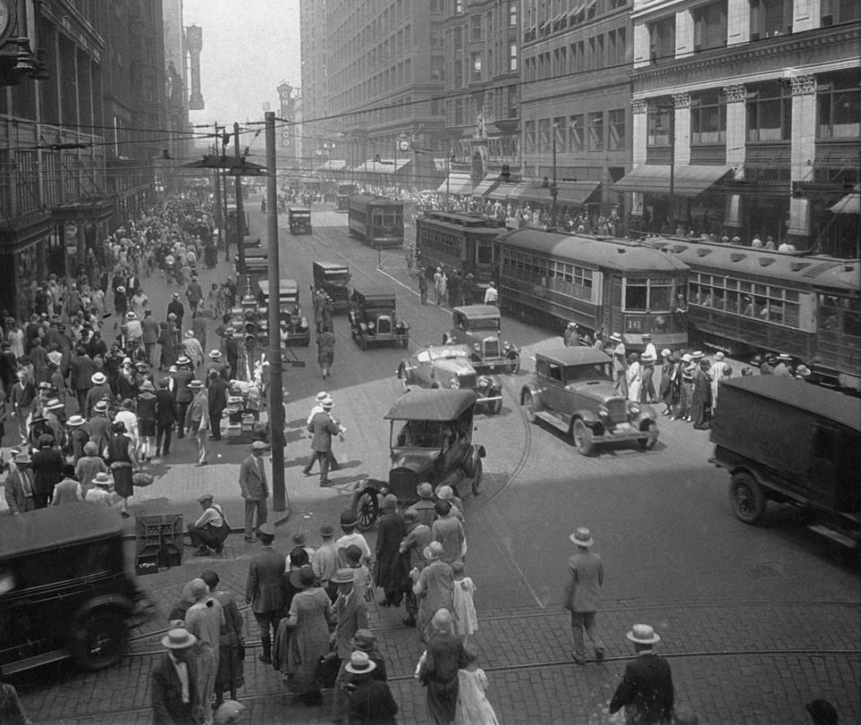 #22 In the heart of the shopping district on State Street, Chicago, 1914.