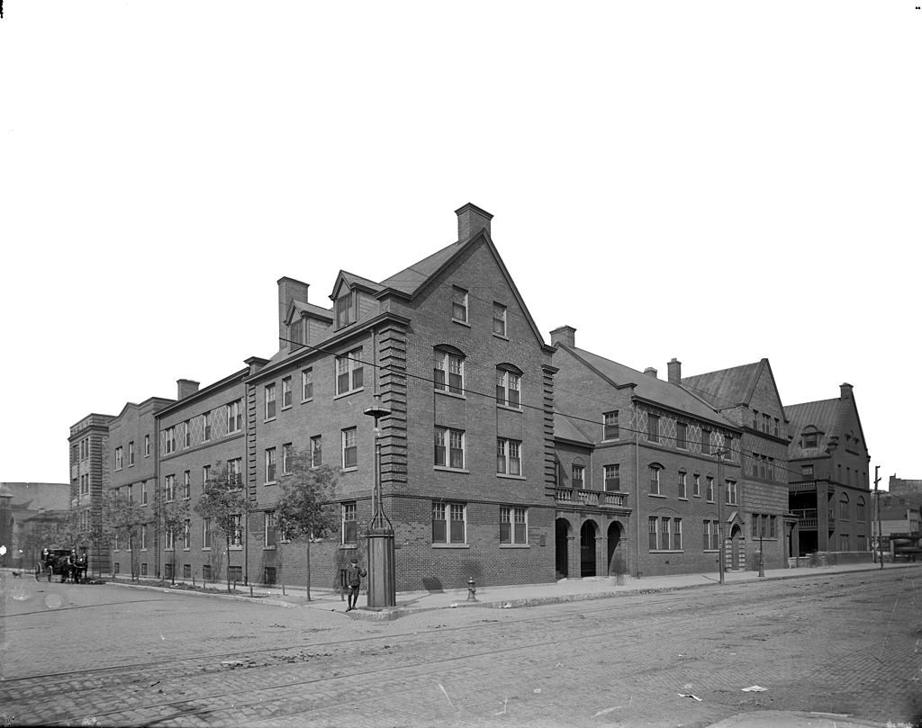#25 The Hull House complex at 800 South Halsted Street included a kindergarten, daycare facility, classrooms, libraries, and meeting spaces for neighborhood residents, Chicago, ca.1910.