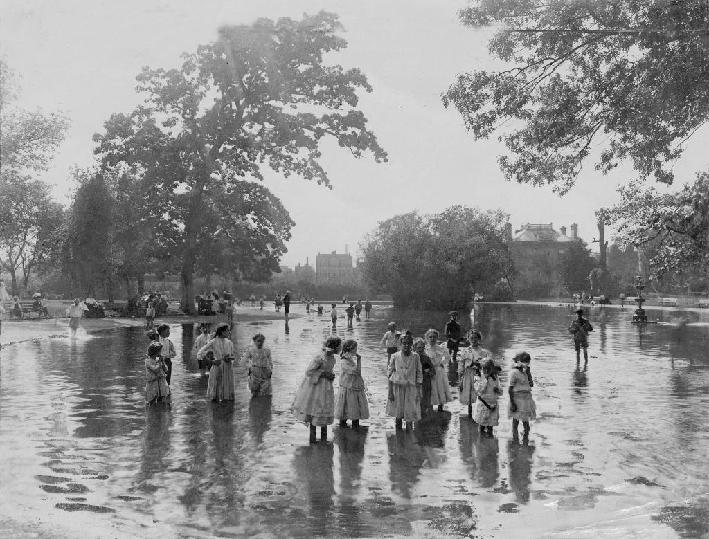 #30 Children splashing in a pond in Lunapark in Chicago, 1910s.