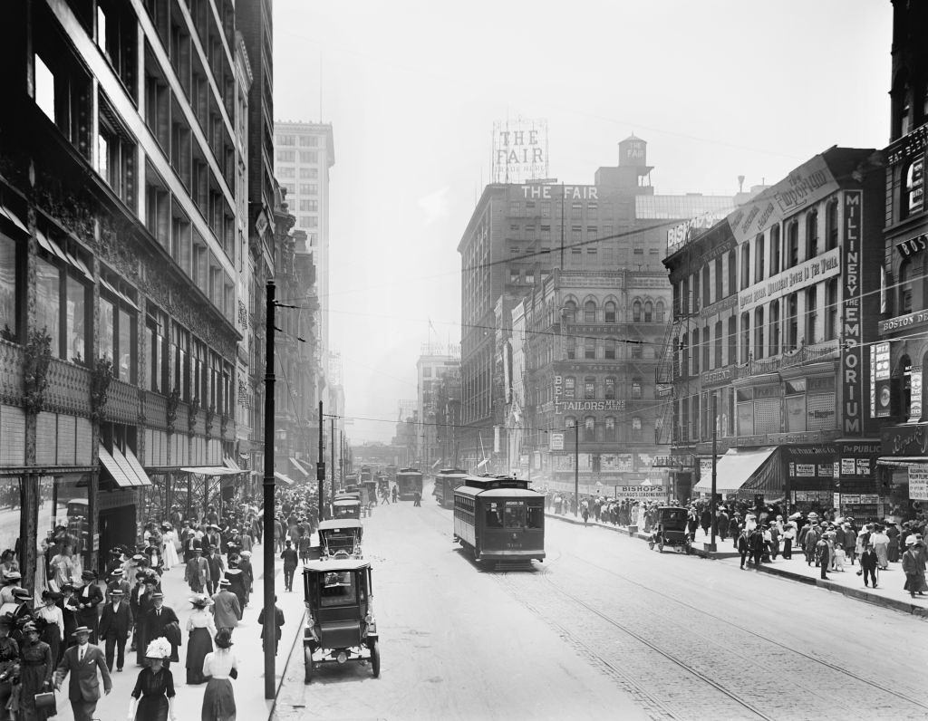 #34 State Street, south from Madison. Chicago circa 1913.