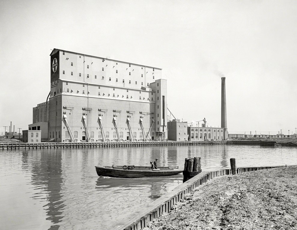 #8 The Santa Fe grain elevator, head of the canal. Chicago circa 1915.