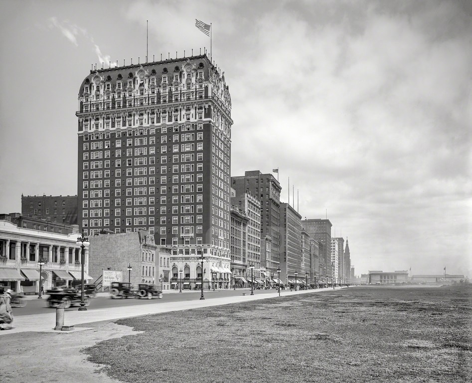 #9 The Santa Fe grain elevator, head of the canal. Chicago circa 1915.