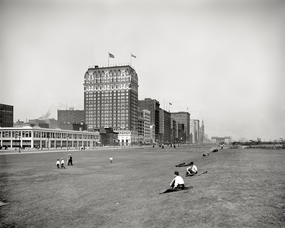 #16 Grant Park and Blackstone Hotel on Michigan Avenue. Chicago circa 1910.