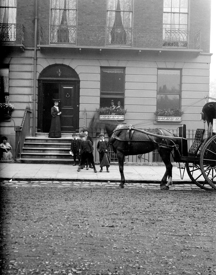 #32 Street scene in London, England, 1904