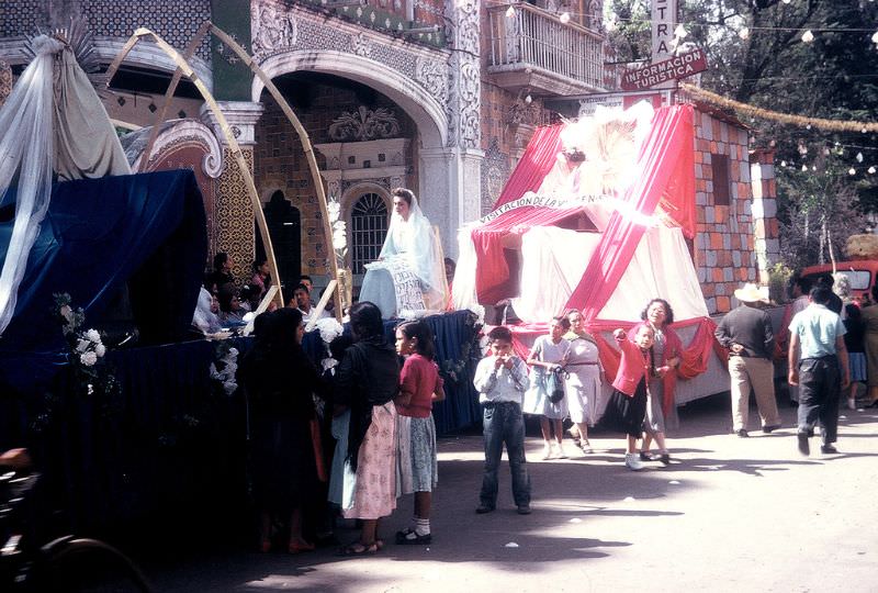 #20 Christmas parade, Puebla. December 1958