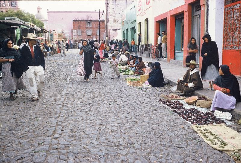 #26 Market scene, December Queretaro. 1958