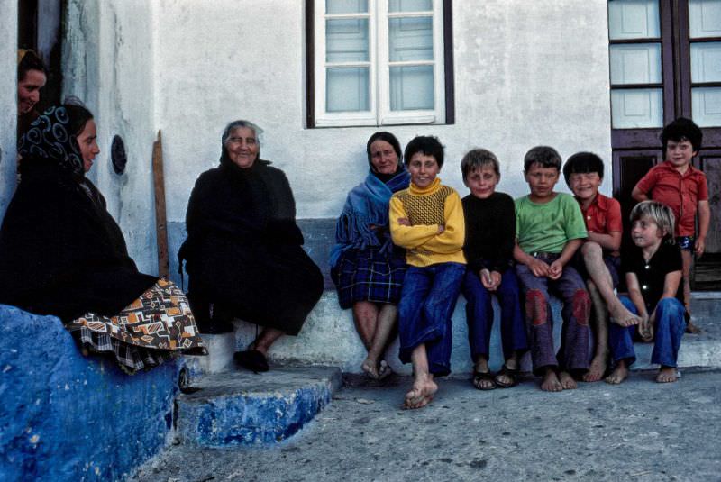 #34 Women and Children, Nazaré