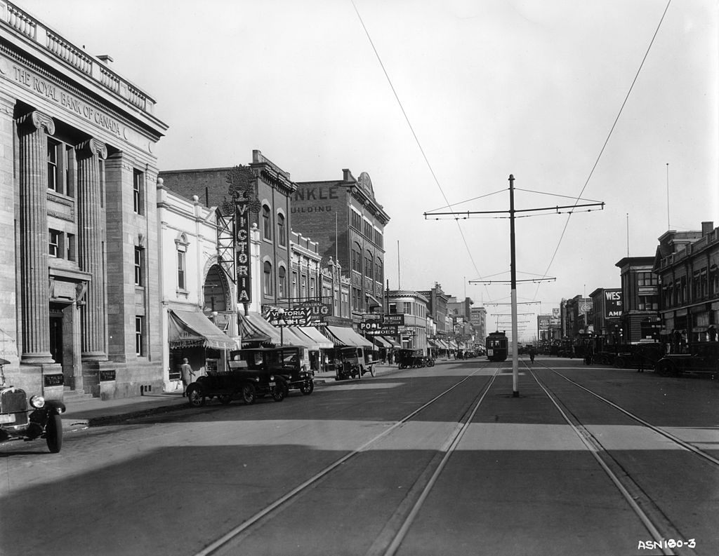 #7 Second Avenue at Saskatoon (Saskatchewan), with tramlines running down the centre, 1920s.