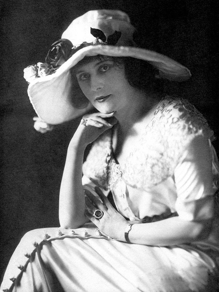 #20 Theda Bara wearing a hat, 1920.