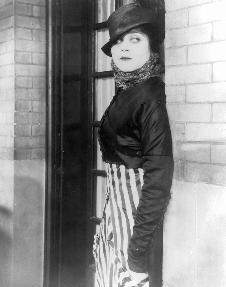 #7 Theda Bara in a scene from the film ‘A Fool There Was’, 1915.