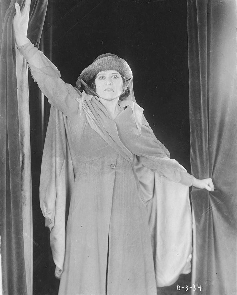 #9 Theda Bara during a film scene, 1915.