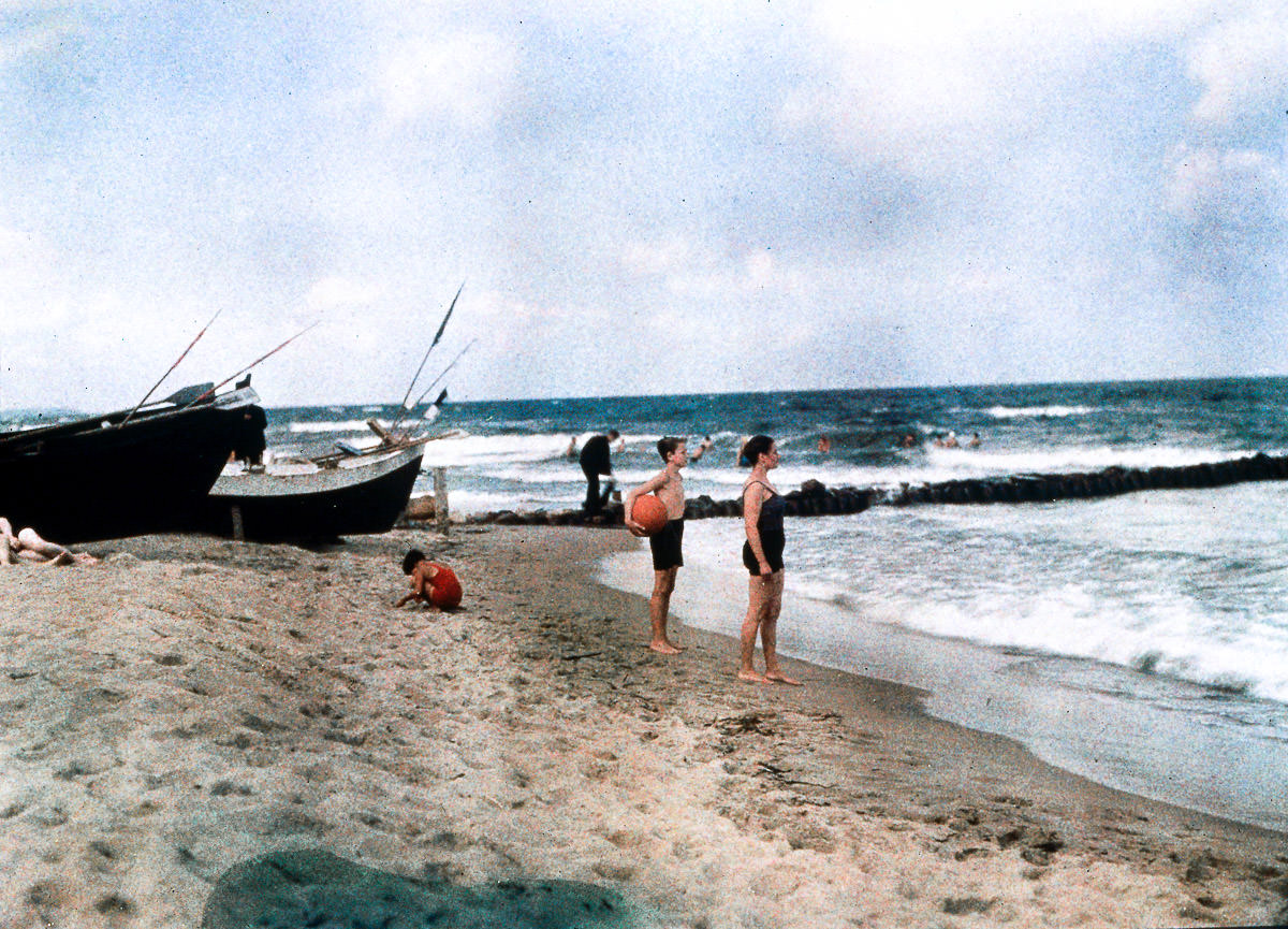 #15 Heinz and Else looking out to sea.c. 1925