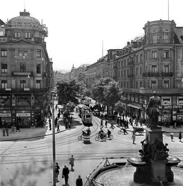 #28 Zürich station square, Bahnhofstrasse, circa 1950