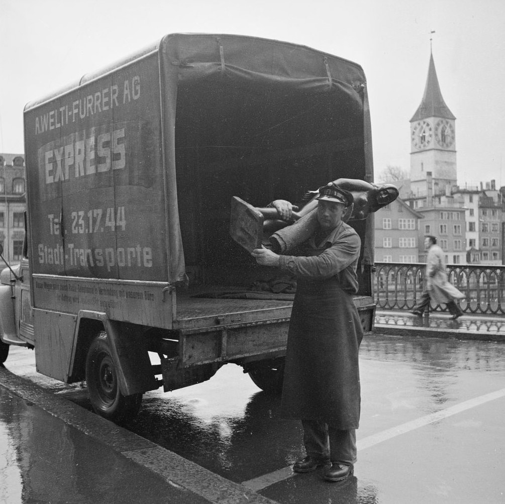#60 Installing an exhibition in Helmhaus, Zurich, 1951.