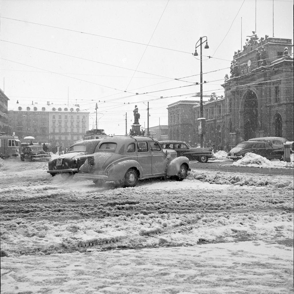 #61 Hauptbahnhof covered in snow, 1952.