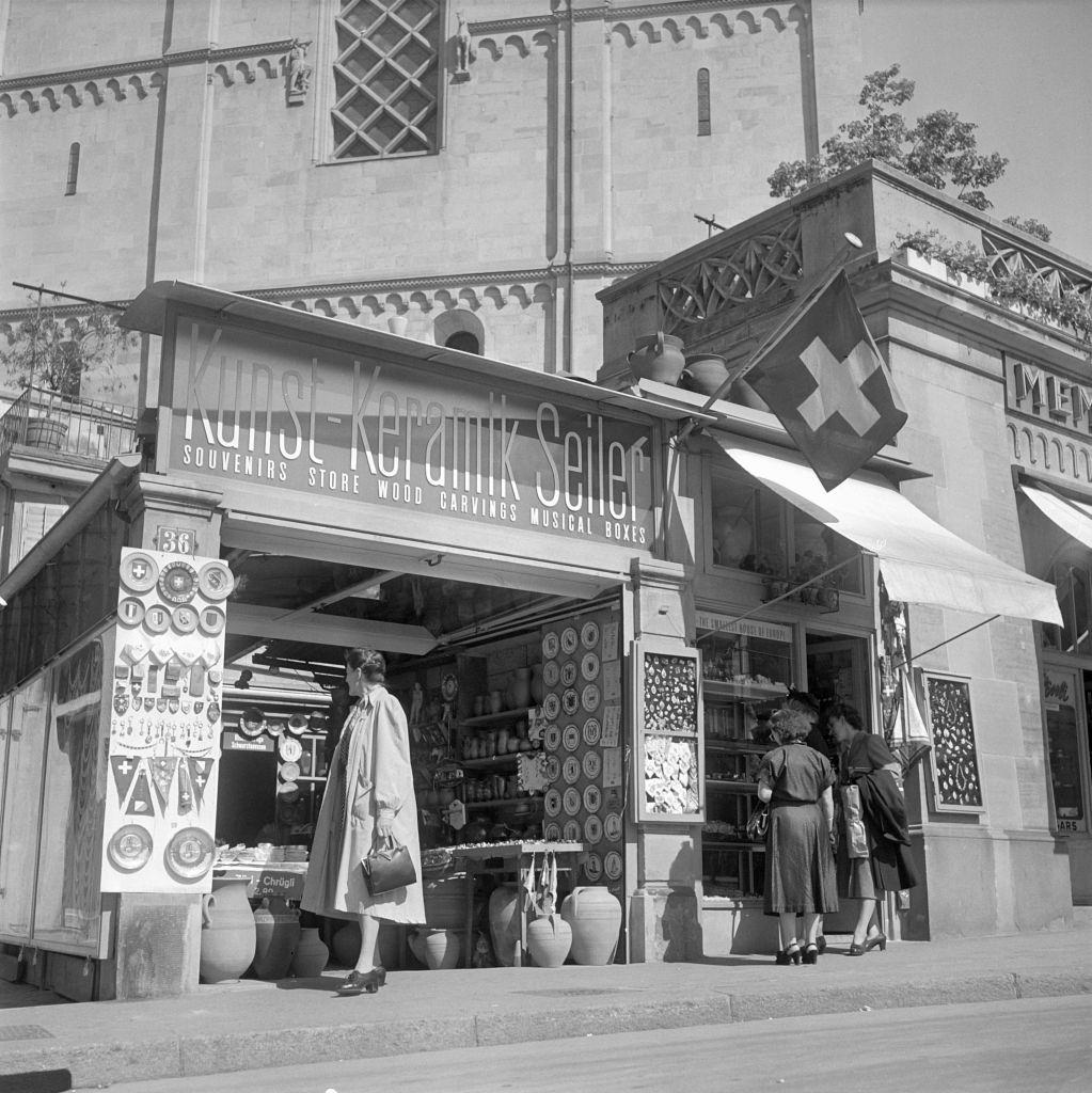 #65 Souvenir shop at the Limmatquai in Zürich, 1952.