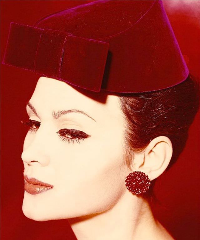 #36 Isabella Albonico is wearing a red velvet hat by Lilly Daché, 1959