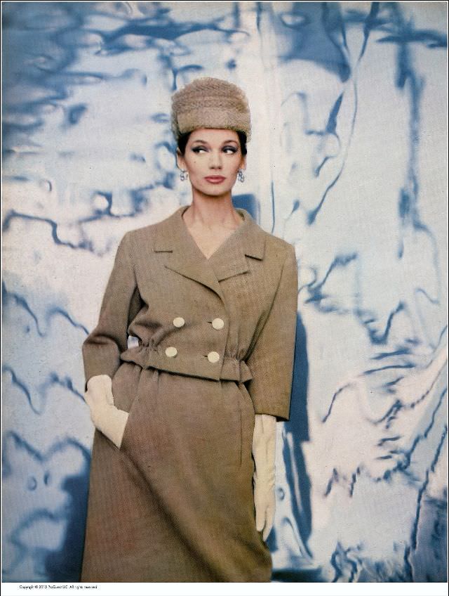 #41 Simone d’Aillencourt in nut-beige wool jersey suit