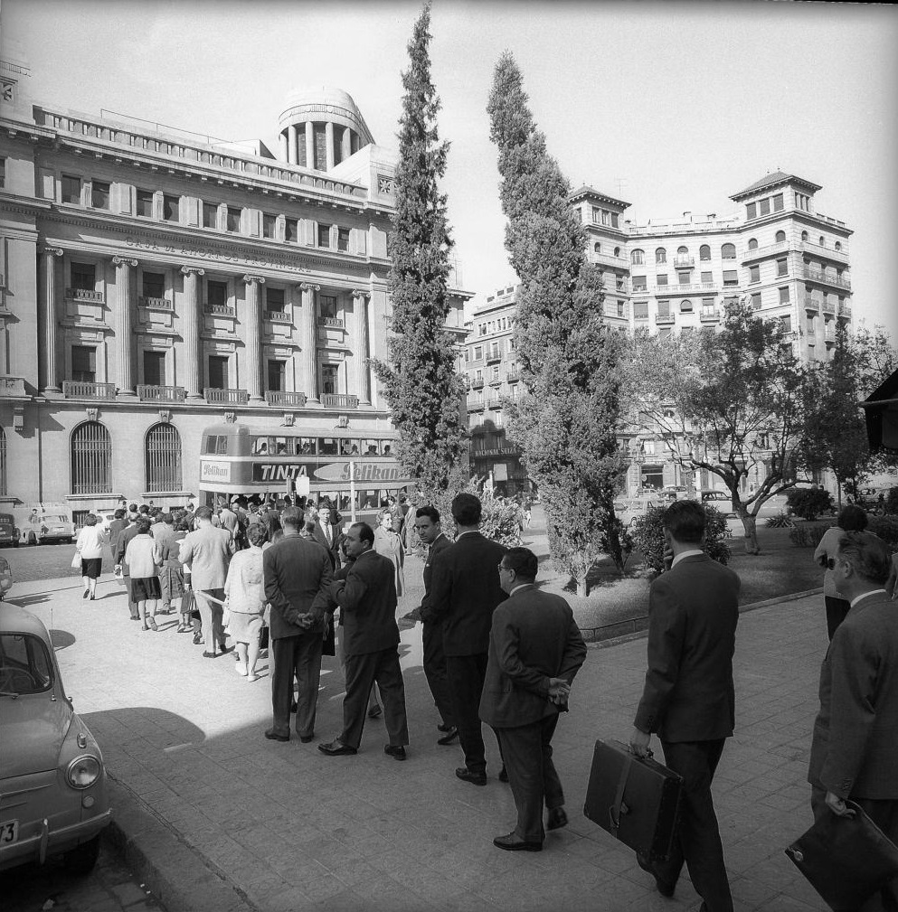 #53 People in queue, Barcelona 1961