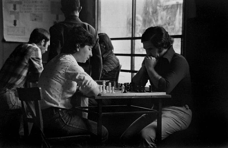 #39 Couple playing chess in Barcelona, 1977.