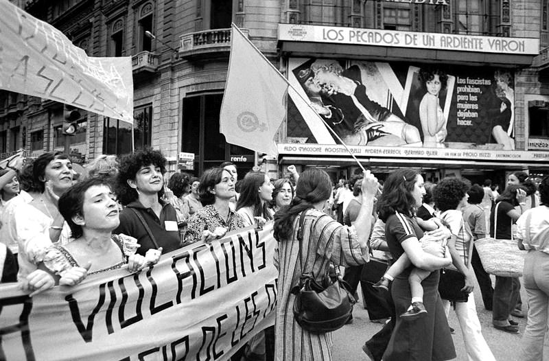 #41 Feminist demonstration against rape, while in Comedy cinema “Los pecados de un ardiente varón” is screened, Barcelona. Sep 1977