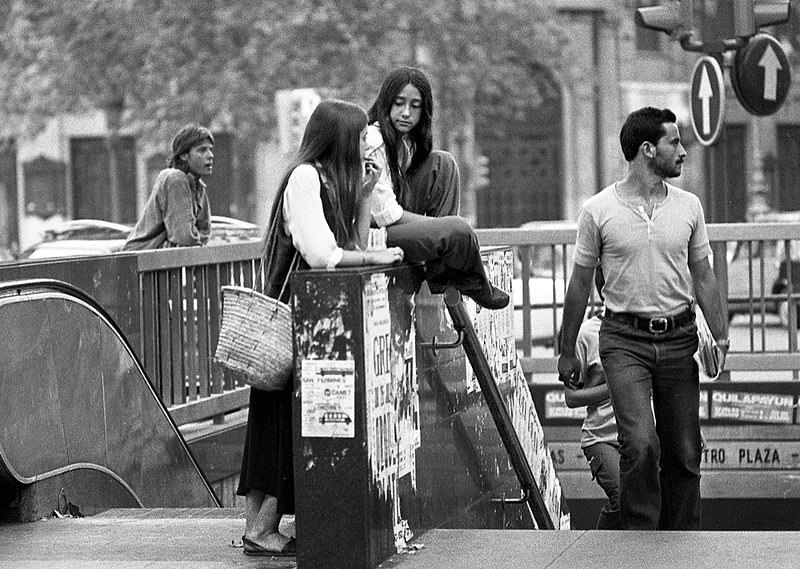 #48 Young people at the exit of the metro. Barcelona 1977
