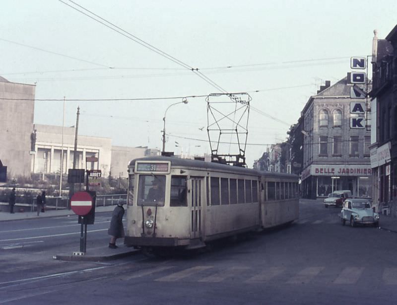 Motorcar 9749 + trailer 19464 on route Nº 31 at the stop Avenue de l’Europe, Charleroi.