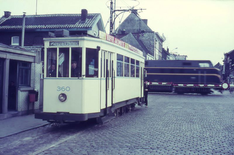 Motorcar 360 on route Nº 2 at the end stop Arsenaal (Brusselsesteenweg), Ghent.