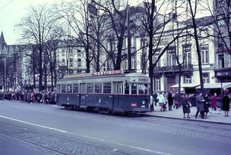 Motorcar 301 on route Nº 3 next to the River Meuse (Maas) on its way to the end stop in the centre, Liège.