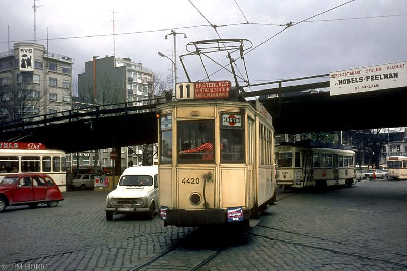 Tram and car traffic under the “removable steel viaduct” that spoiled Rooseveltplaats for so many years. Antwerpen, 1973
