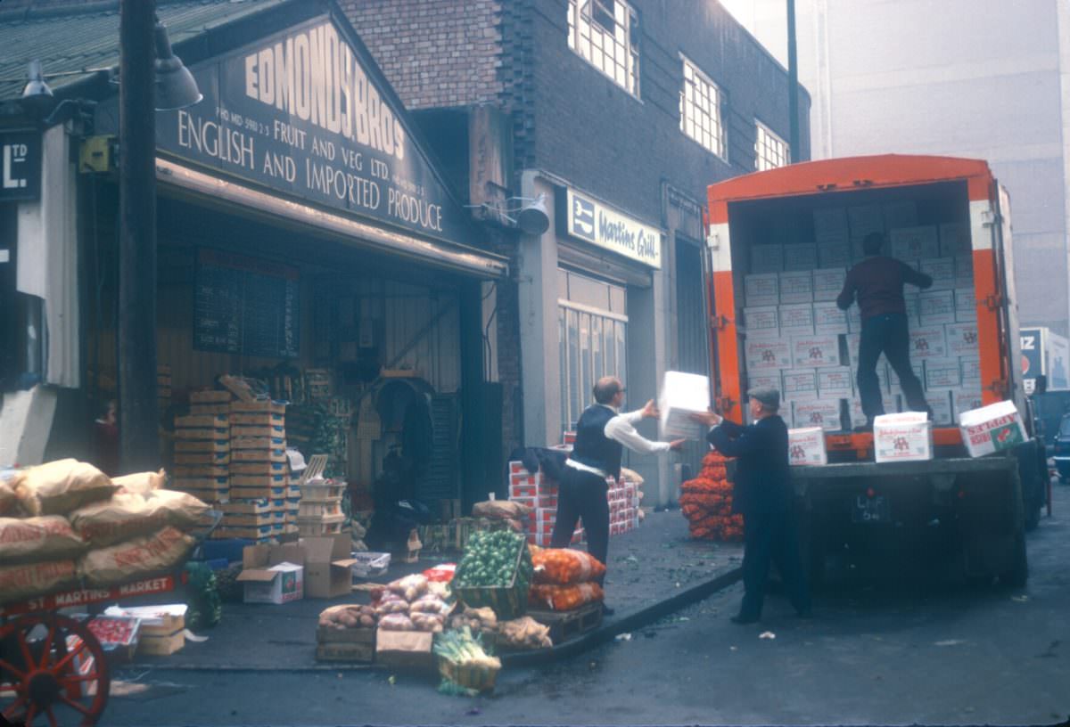 #27 Edgbaston St, Edmund Bros Fruit and Veg Ltd, English and Imported Fruit, unloading Irish apples from Co Arnargh and Co Derry) A conveyor belt takes the fruit in to the store – Nov 28 1968